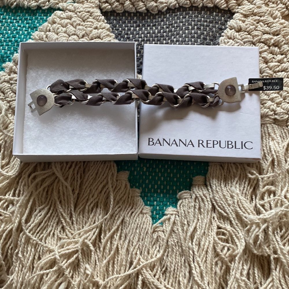 NIB. Banana Republic Silver Clasp Bracelet
